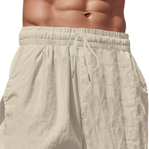 Detalle del pantalón de lino beige para hombre con cintura elástica y cordón trenzado