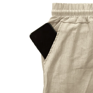 Detalle de pantalón de lino con cintura elástica y bolsillo grande para guardar el móvil