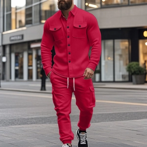 Ensemble tactique rouge pour homme avec veste cargo et pantalon assorti au style urbain