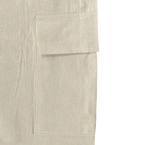 Vista detallada de pantalones cargo de lino beige con bolsillos grandes de solapa