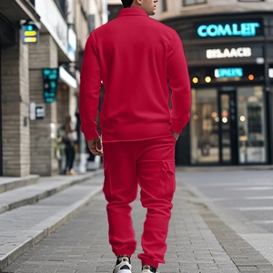 Vue arrière d'un ensemble veste tactique et pantalon cargo rouge avec polaire