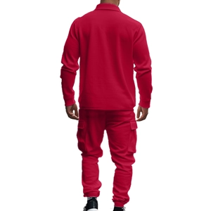 Vue arrière du survêtement polaire rouge robuste avec veste et pantalon cargo à poignets