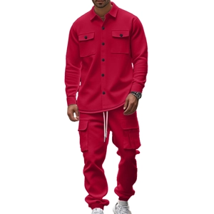 Ensemble tactique deux pièces pour homme en polaire rouge avec veste cargo et pantalon