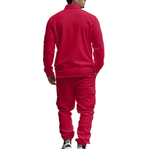 Vue arrière d'un ensemble veste cargo rouge et pantalon de survêtement pour hommes