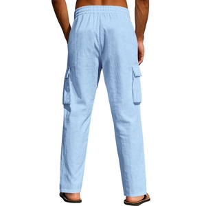 Detalle del pantalón cargo azul claro con cintura elástica y bolsillos con solapa