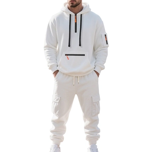 Survêtement homme en polaire blanc avec capuche et poches cargo pour le sport d'hiver
