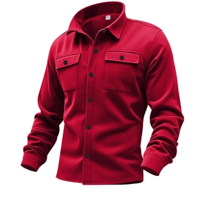 Détail de la veste tactique rouge robuste avec poches doubles et boutons noirs