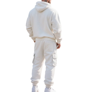 Vue arrière du sweat à capuche en polaire et pantalon cargo à poches multiples
