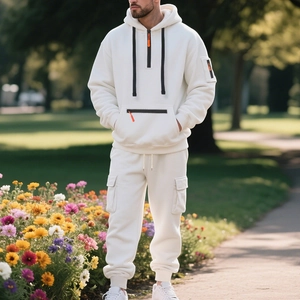 Détail du survêtement en polaire blanche avec sweat à capuche demi-zip et pantalon cargo