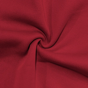 Gros plan sur la texture du tissu en maille côtelée bordeaux avec rayures verticales