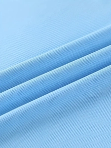 Primo piano del tessuto a rete traspirante azzurro con trama a maglia ad asciugatura rapida