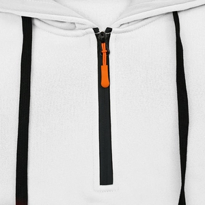 Détail d'un sweat à capuche blanc avec quart de zip noir et tirette orange vif