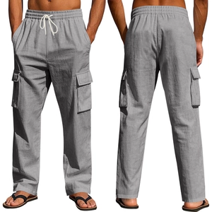 Detalle del pantalón cargo de lino gris con cordón elástico y bolsillos laterales