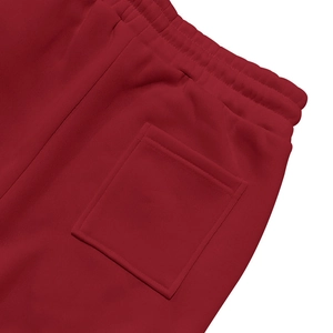 Détail de la taille élastique et poche arrière sur un pantalon en polaire épais
