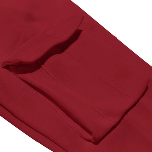 Détail d'une veste tactique rouge montrant une poche cargo à rabat et double couture
