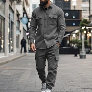 Détail de l'ensemble veste tactique et pantalon cargo doublé polaire en gris anthracite
