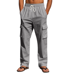 Detalle de pantalones cargo de lino gris claro con cintura con cordón y bolsillos grandes