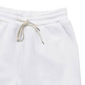 Détail du pantalon de jogging blanc en molleton avec taille élastique et cordon
