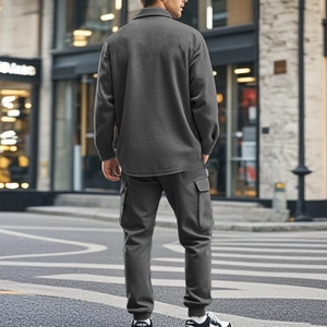 Vue arrière d'un ensemble veste cargo tactique et pantalon gris foncé épais pour homme
