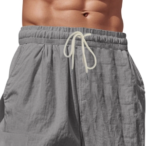 Detalle del pantalón corto de lino gris para hombre con cintura elástica y cordón tejido