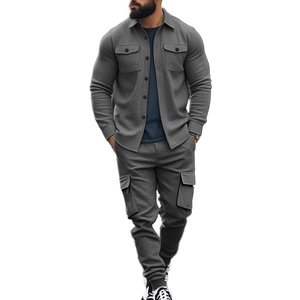 Détails de la veste cargo grise pour homme et du pantalon avec grandes poches utilitaires