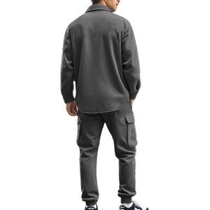 Vue arrière d'un ensemble veste tactique polaire et pantalon cargo gris foncé