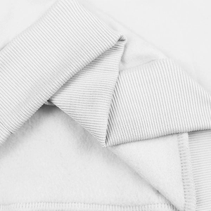 Détail macro des poignets élastiques et de la doublure en polaire douce pour l'hiver