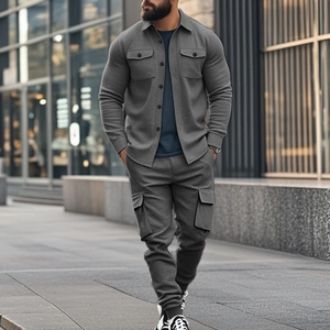 Détail d'un ensemble veste tactique grise avec poches cargo dans un décor urbain chic