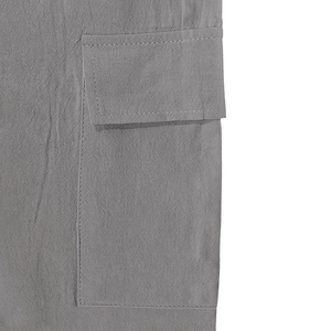 Detalle del bolsillo tipo cargo gris en pantalón de lino con costuras bien definidas