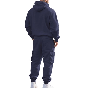 Vue arrière d'un survêtement en polaire bleu marine pour homme avec poches cargo et capuche