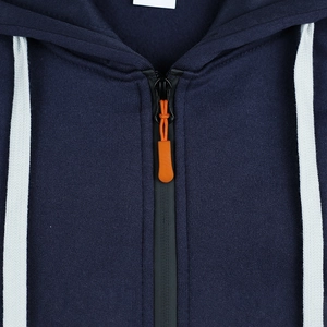 Dettaglio del collo della felpa blu navy con zip arancione e coulisse bianca piatta
