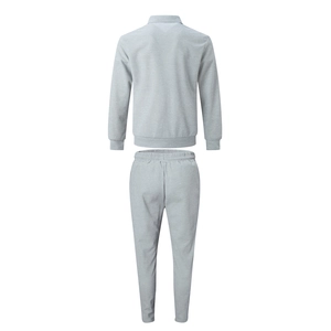 Vista posteriore di una tuta sportiva grigio chiaro in maglia waffle con top e pantaloni
