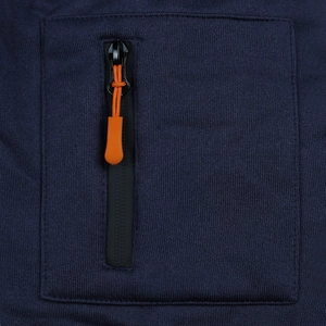 Dettaglio della tasca di una felpa blu navy con zip nera e cordino arancione brillante