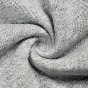Dettaglio macro del tessuto a maglia grigio mélange per felpe con cappuccio da uomo
