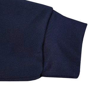 Dettaglio dei polsini a coste e cuciture su felpa pesante con cappuccio blu navy