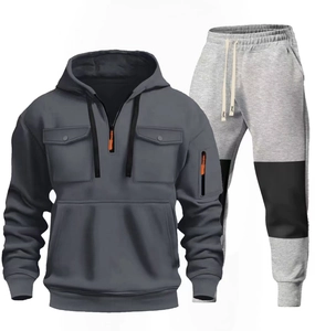 Dettaglio della felpa con cappuccio a mezza zip da uomo e pantaloni sportivi con ginocchiere
