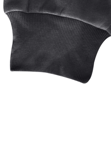 Détail des poignets côtelés gris foncé sur une veste tactique polaire pour hommes