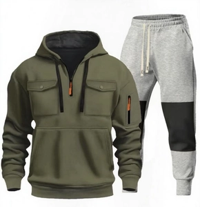 Dettaglio di felpa con cappuccio verde militare e pantaloni sportivi grigi con tasche cargo