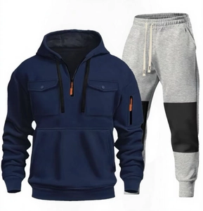 Dettaglio felpa con cappuccio blu navy con tasca arancione e set pantaloni sportivi