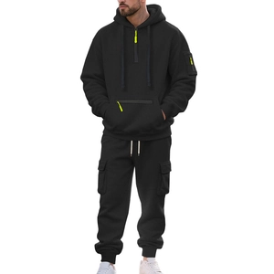 Détails du survêtement en polaire noire avec accents néon et poches cargo de style