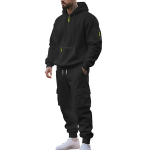 Détail d'un survêtement noir en polaire avec poches cargo et accents de zip jaune néon