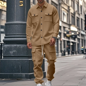 Vue détaillée de l'ensemble veste et pantalon tactique outdoor pour homme avec poches