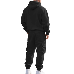 Vue arrière du survêtement noir en polaire avec sweat à capuche et pantalon cargo à poches