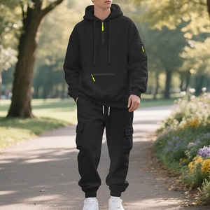 Détail d'un survêtement en polaire noire pour homme avec poches cargo et zips fluo