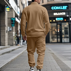 Vue arrière d'un ensemble veste polaire kaki et pantalon cargo avec bords-côtes