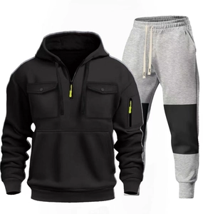 Dettaglio di tuta da uomo due pezzi con felpa con cappuccio e pantaloni bicolore sportivi