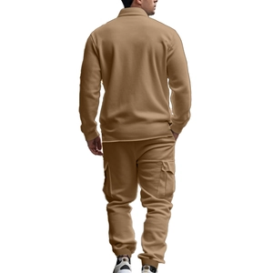 Vue arrière de l'ensemble veste tactique d'extérieur et pantalon cargo en polaire homme