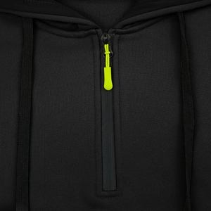 Détail d'un sweat à capuche noir avec fermeture éclair vert fluo et cordons serrage