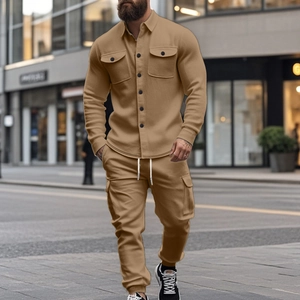Détail de la veste utilitaire tactique kaki et du pantalon cargo en décor urbain chic