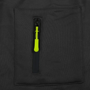 Détail du pantalon cargo gris foncé avec fermeture éclair verticale et tirette vert fluo